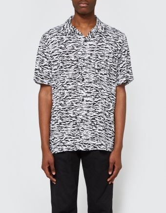 Uproar Woven SS Shirt in Black Multi